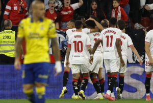 Los jugadores del Sevilla celebran el gol de García Pascual, primer gol del equipo andaluz, durante el partido de la jornada 36 de LaLiga que Sevilla FC y UD Las Palmas disputaron en el estadio Ramón Sánchez-Pizjuán. EFE/Julio Muñoz