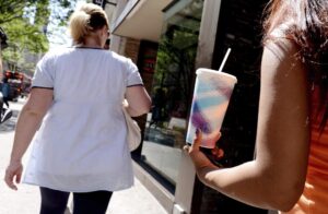 Una mujer sostiene un refresco de tamaño grande en una imagen de archivo. EFE/Justin Lane