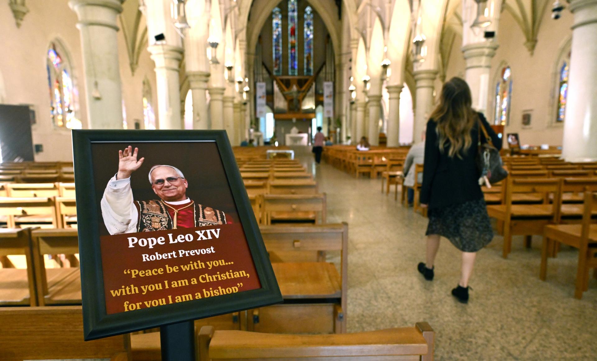 BRISBANE (Australia), 09/05/2025.- A portrait of Pope Leo XIV is displayed during a mass at The Cathedral of St Stephen in Brisbane, Australia, 09 May 2025. Australian Catholics are welcoming the appointment of American Robert Francis Prevost, Pope Leo XIV, saying he is approachable and a willing listener. (Papa) EFE/EPA/DARREN ENGLAND AUSTRALIA AND NEW ZEALAND OUT