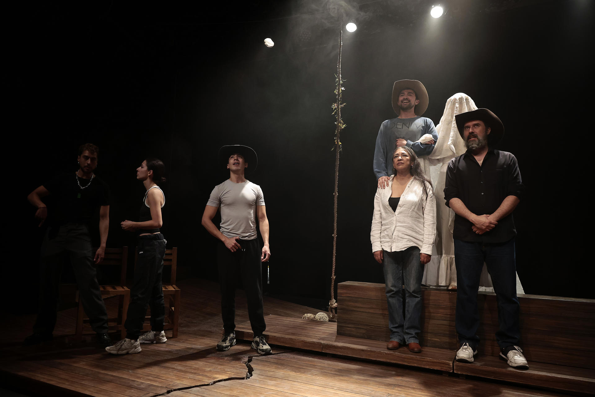 Fotografía del 9 de mayo de 2025, del elenco de la obra 'Bodas de sangre', en un ensayo previo al estreno en el Foro Shakespeare de Ciudad de México (México). EFE/ José Méndez