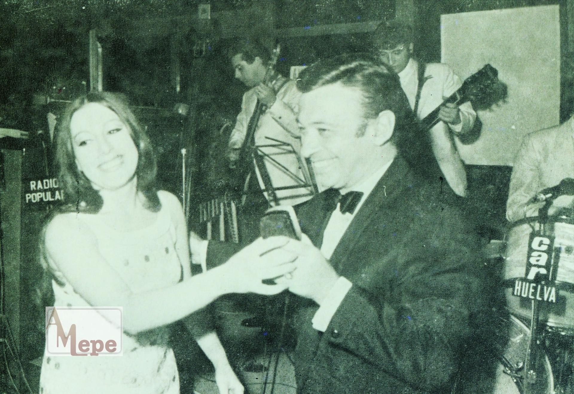 Fotografía realizada el 12 de junio de 1968 de la cantante Massiel junto a su colega argentino Carlos Acuña durante una actuación en un hotel de la playa de La Antilla, en Lepe (Huelva), después de ganar el Festival de la Canción de Eurovisión1968 el 6 de abril en el Royal Albert Hall de Londres con el tema 'La,la,la' compuesto por Ramón Arcusa y Manuel de la Calva, los dos integrantes del Dúo Dinámico. EFE /ARCHIVO MUNICIPAL DEL AYUNTAMIENTO DE LEPE //SOLO USO EDITORIAL/SOLO DISPONIBLE PARA ILUSTRAR LA NOTICIA QUE ACOMPAÑA (CRÉDITO OBLIGATORIO)//