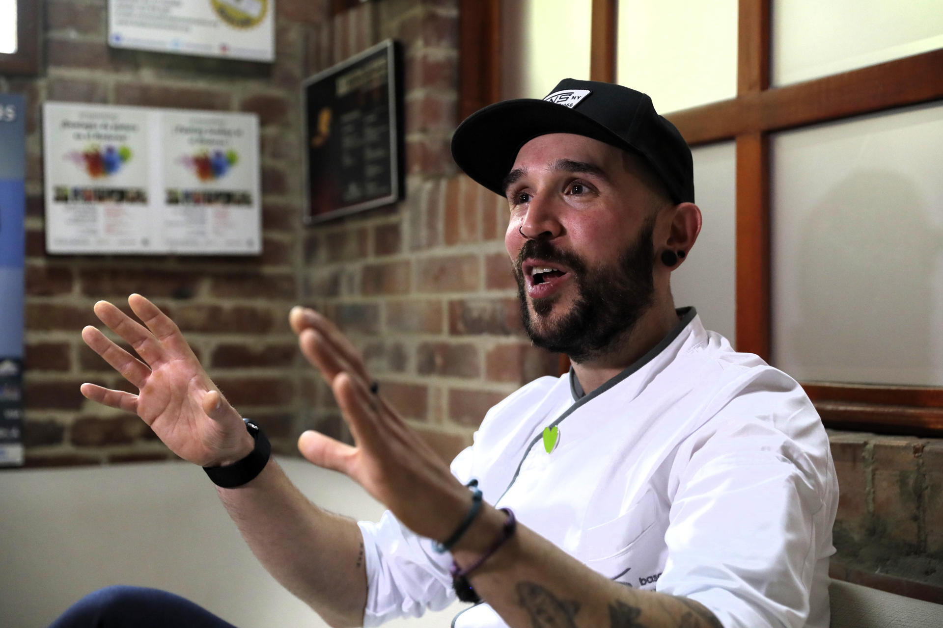 El chef español Eneko Izkue habla durante una entrevista con EFE en el Foro Gastronómico Internacional, en Bogotá (Colombia). EFE/ Carlos Ortega
