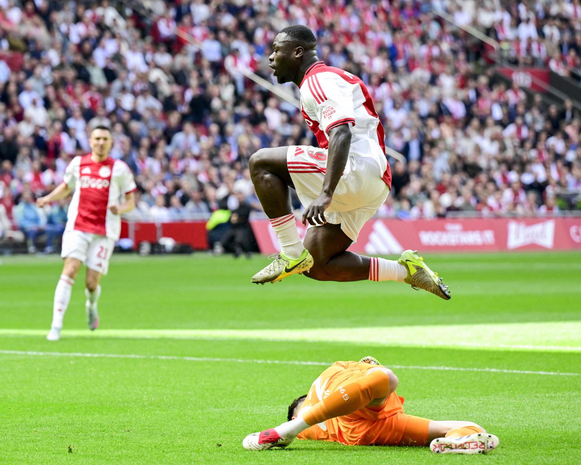 El portero del- (l-D) FC Twente Lars Unnerstall y el jugador del Ajax Brian Brobbey durante el partido de la última jornada de la Erewdivisie jugado en el Johan Cruijff Arena en Amsterdam, Países Bajos. EFE/EPA/OLAF KRAAK