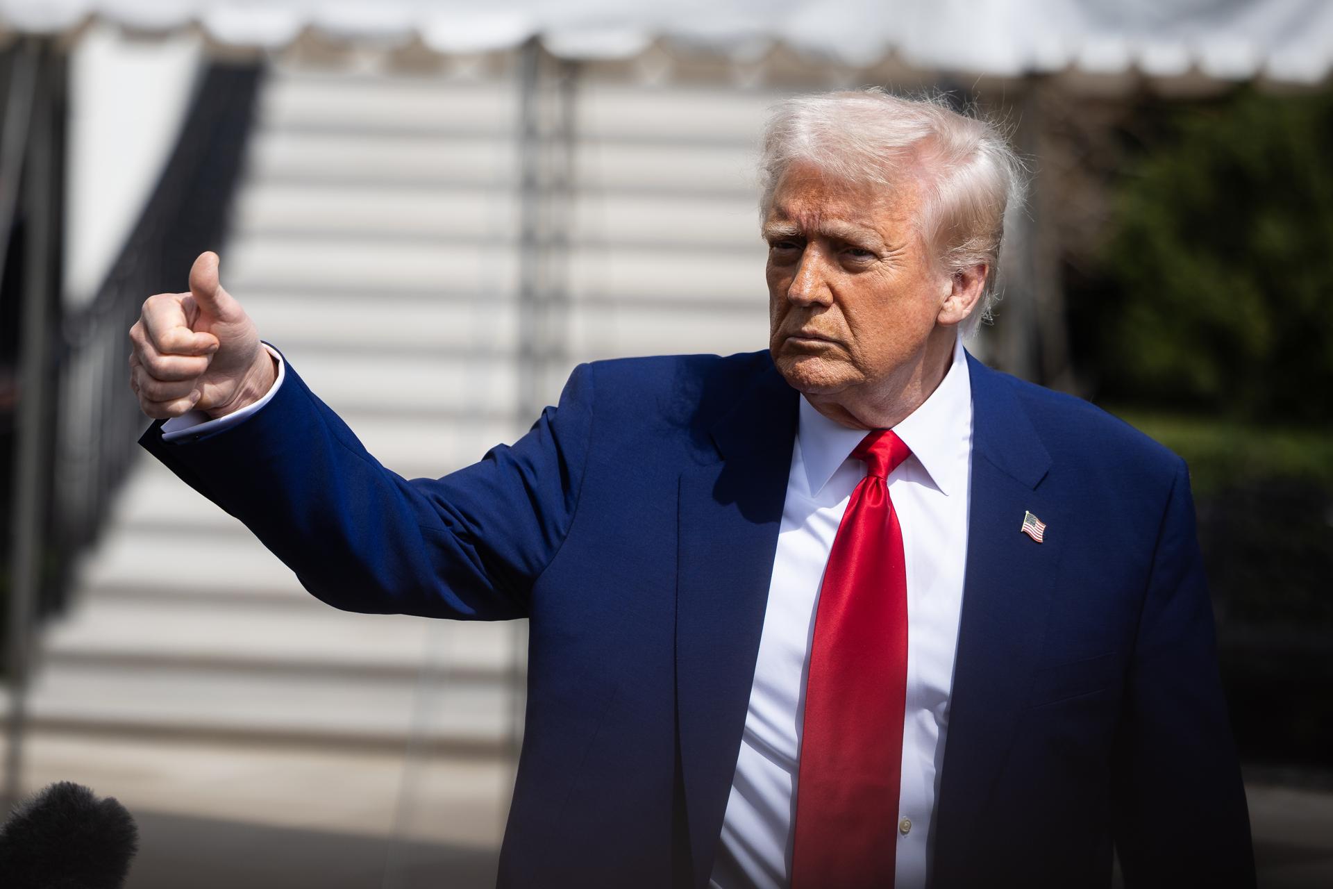 Fotografía de archivo del presidente de Estados Unidos, Donald Trump, a su salida de la Casa Blanca, en Washington DC (EE.UU.). EFE/Francis  Chung/Pool