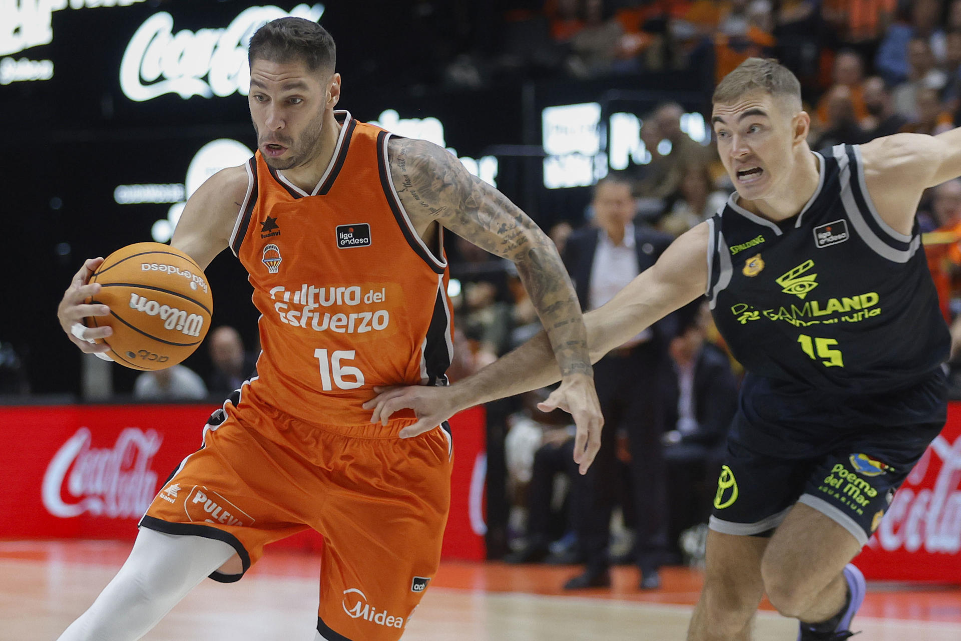 El jugador del Valencia Basket Stefan Jovic (i) y el jugador del Dreamland Gran Canaria Ziga Samar, durante el partido de la Lida Endesa de la Jornada 31 disputado en el pabellón de la Fuente San Luis de Valencia.- EFE/Miguel Ángel Polo.