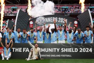 El capitán del Man City Kevin De Bruynelevanta la FA Community Shield el pasado 10 de agosto. EFE/EPA/ANDY RAIN