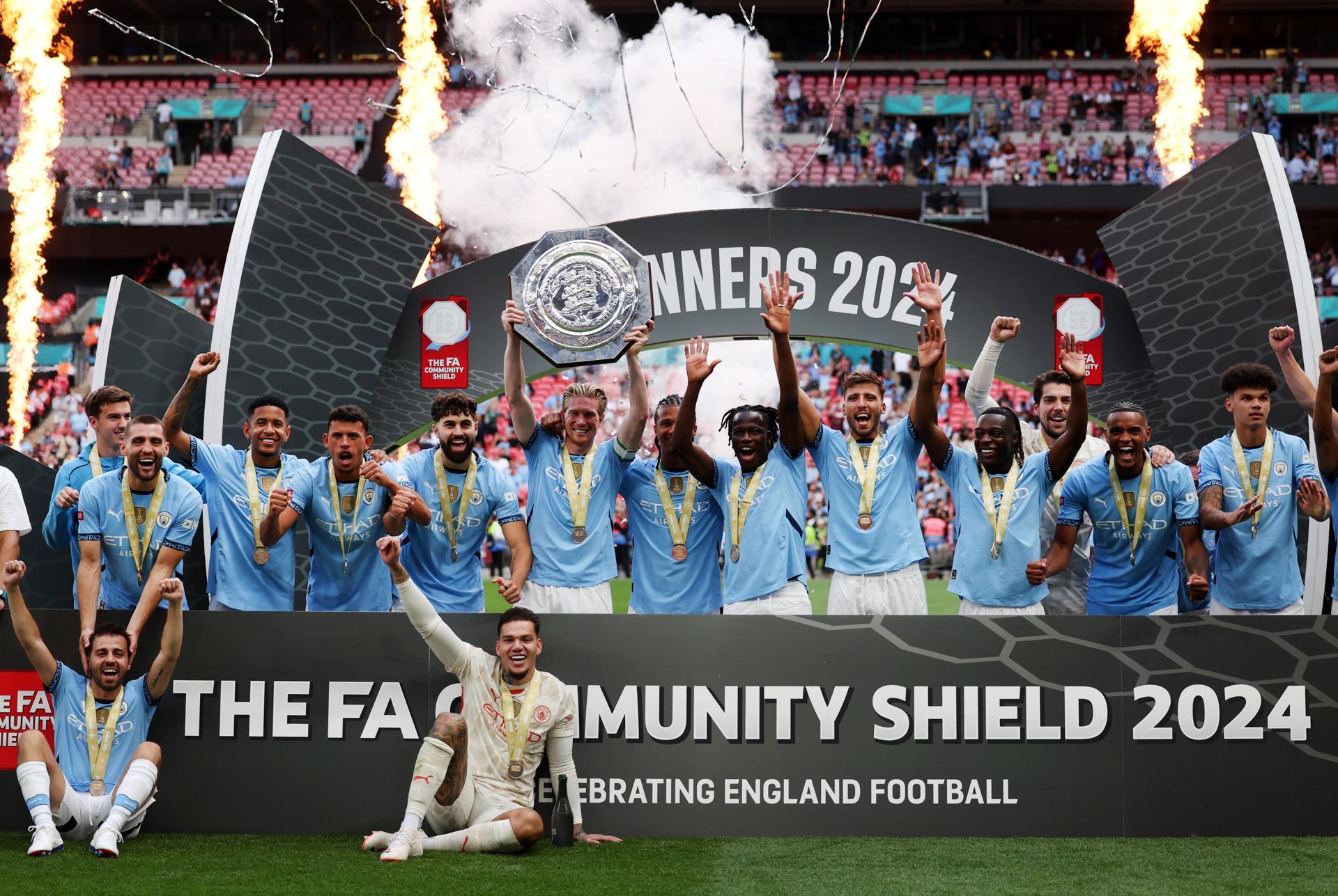 El capitán del Man City Kevin De Bruynelevanta la FA Community Shield el pasado 10 de agosto. EFE/EPA/ANDY RAIN