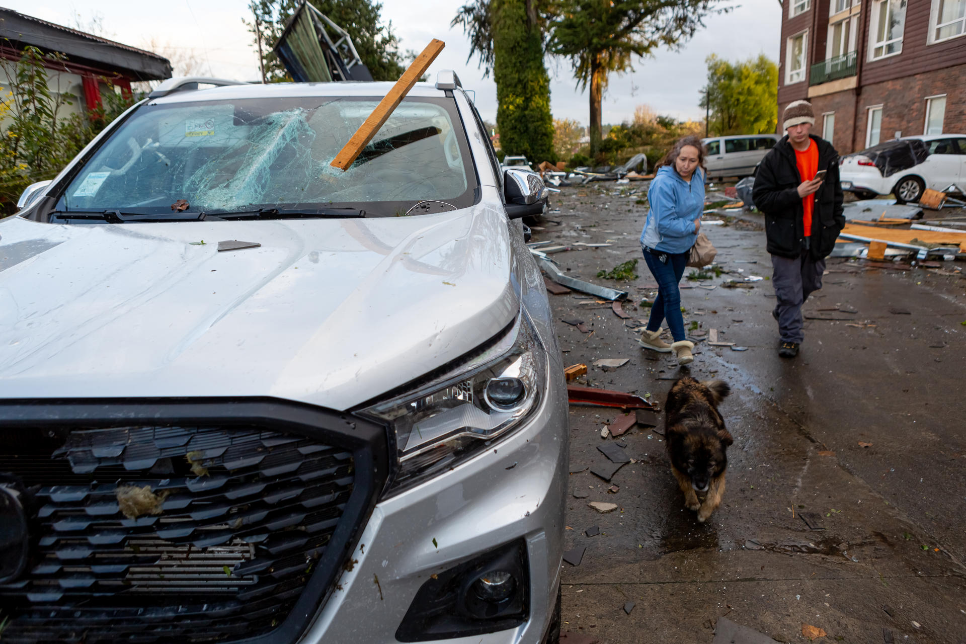 Personas observan los destrozos que dejó un tornado este 25 de mayo de 2025, en la ciudad de Puerto Varas (Chile). EFE/ Felipe Constanzo
