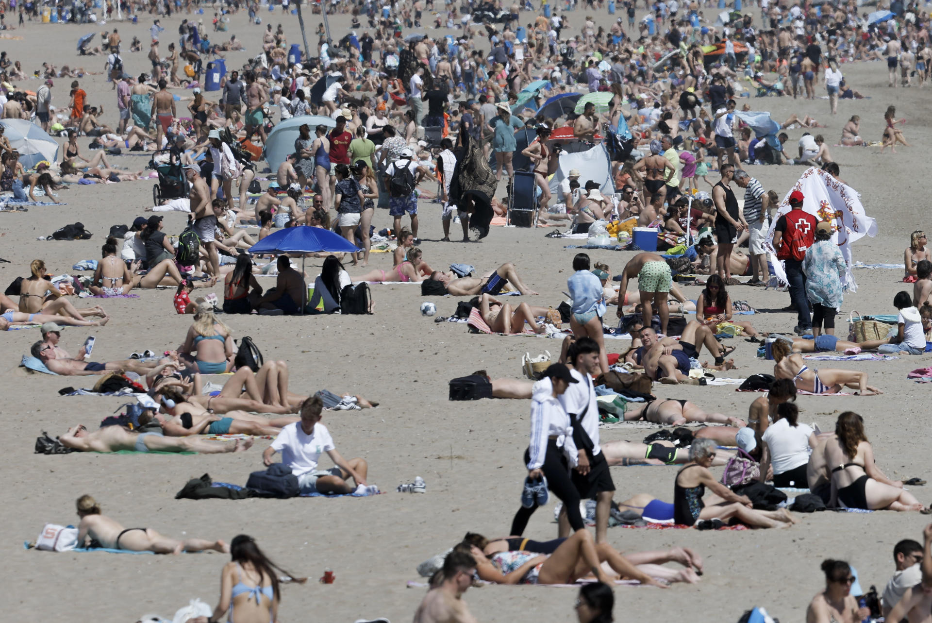Aspecto de la playa de la Malvarrosa de Valencia este domingo, Día de la Madre. EFE/ Kai Försterling