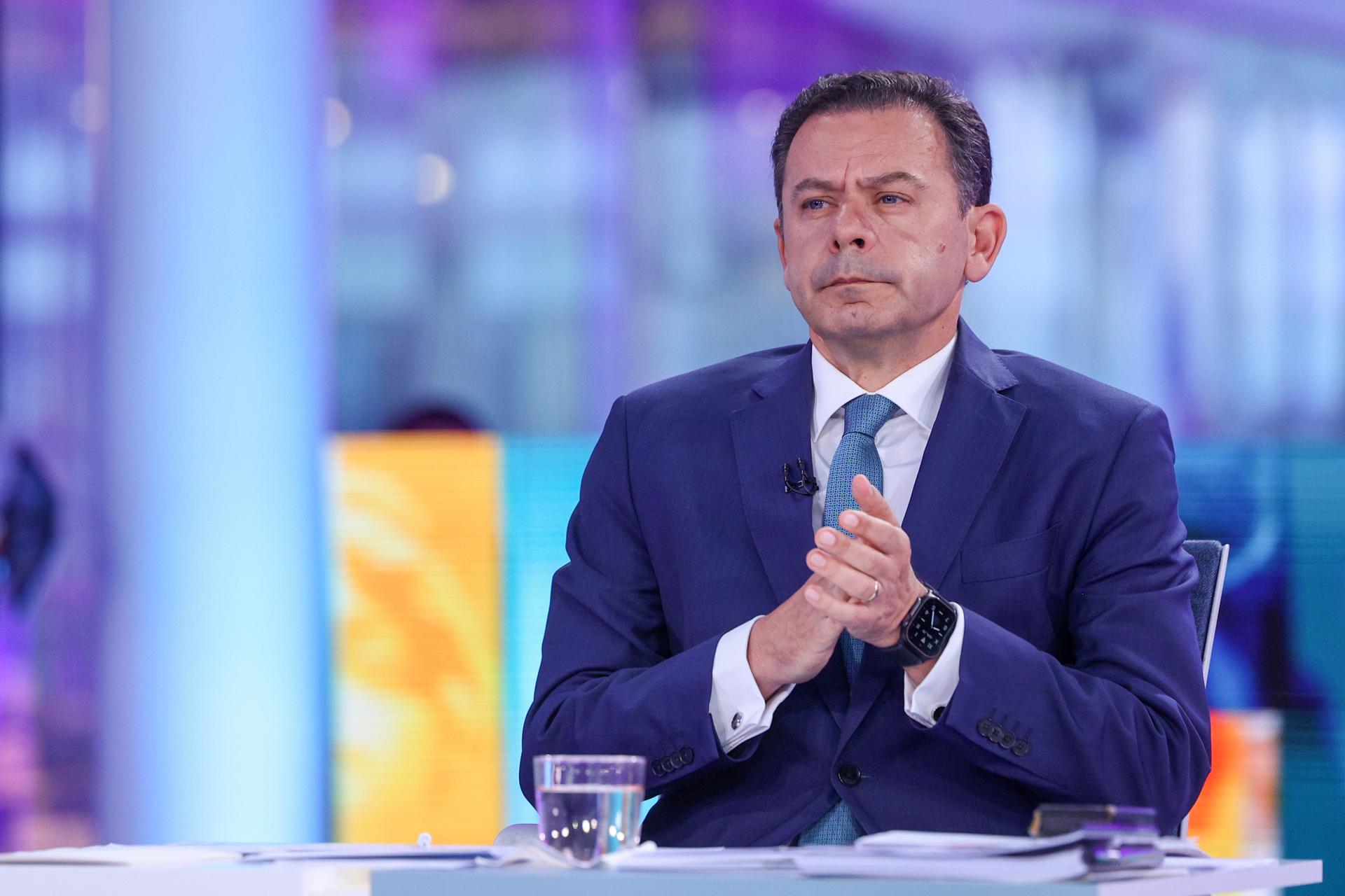 El presidente del Partido Social Demócrata (PSD), Luis Montenegro, momentos antes del debate con el presidente del Partido Socialista (PS), Pedro Nuno Santos (no retratado) para las elecciones legislativas, Cascais, Portugal, 30 de abril de 2025. (Elecciones) 
EFE/EPA/TIAGO PETINGA