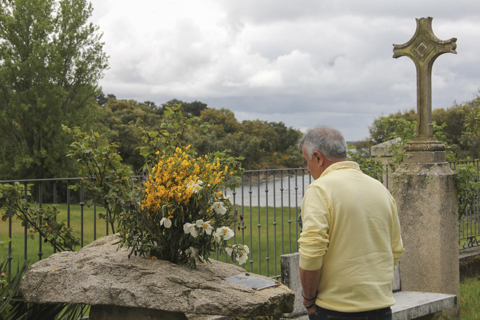 La romería de la Santa Cruz reúne este domingo, a los pies del embalse de Almendra, a los antiguos vecinos y descendientes de la localidad zamorana de Argusino, un pueblo desaparecido hace 58 años por la construcción del que es actualmente el tercer mayor pantano de España en extensión y el primero en altura de caída del agua. EFE/ Mariam A. Montesinos