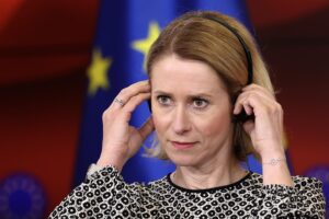 La Vicepresidenta de la Comisión Europea y Alta Representante de la Unión para Asuntos Exteriores y Política de Seguridad, Kaja Kallas se ajusta los auriculares durante una conferencia de prensa conjunta con el Primer Ministro de Macedonia del Norte, Hristijan Mickoski (sin imagen) en Skopje, República de Macedonia del Norte, 23 de mayo de 2025. La jefa de Política Exterior de la UE llegó a Macedonia del Norte tras su visita a Serbia y Kosovo. EFE/EPA/GEORGI LICOVSKI