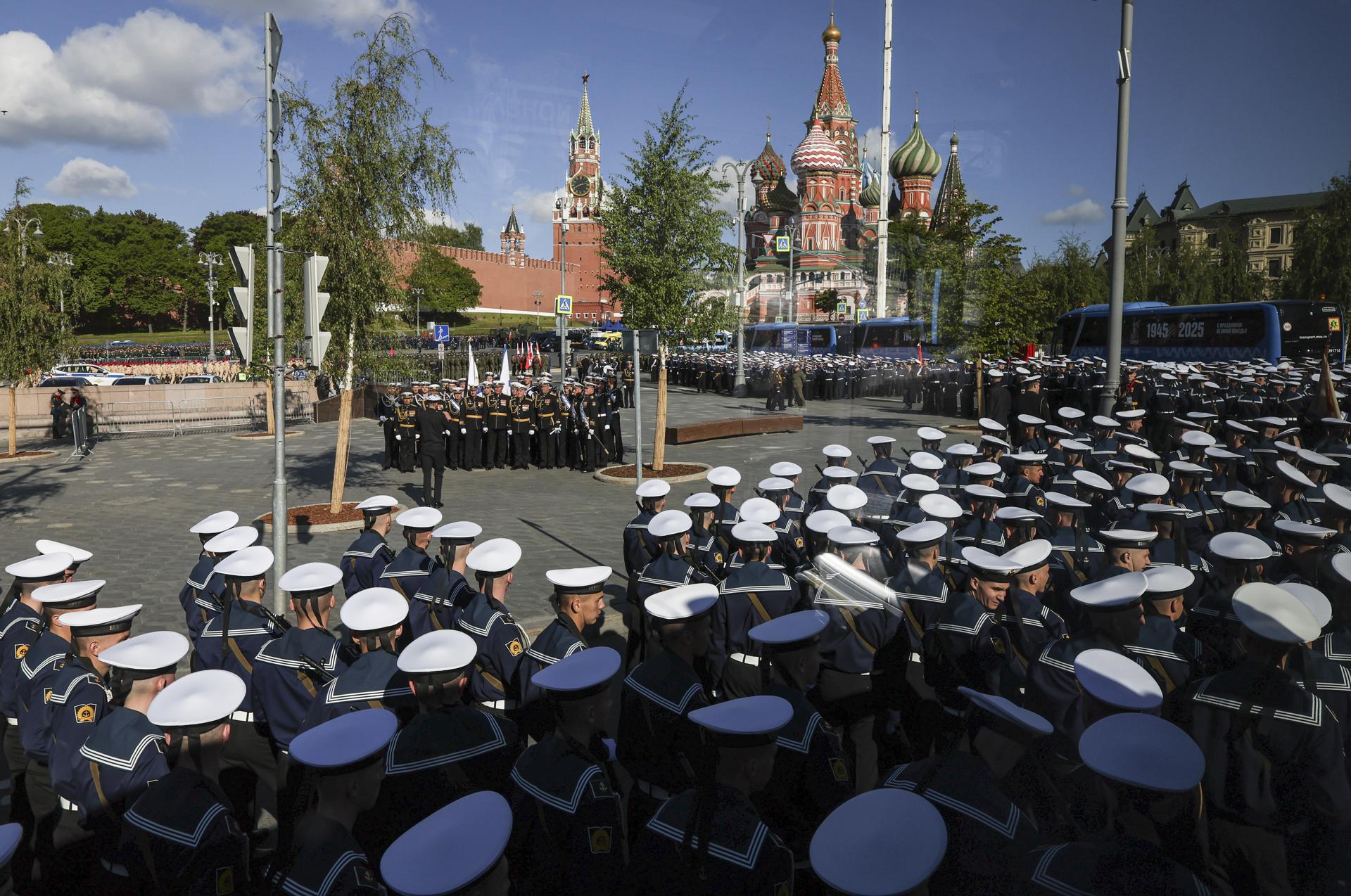Marinos de la Armada rusa se preparan para el desfile militar del Día de la Victoria, que conmemora el 80 aniversario de la victoria en la Gran Guerra Patria, en la Plaza Roja de Moscú, el 9 de mayo de 2025. Rusia conmemora el 80 aniversario de la victoria en la Segunda Guerra Mundial sobre la Alemania nazi y sus aliados. EFE/EPA/MAXIM SHIPENKOV