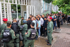 Un grupo de personas espera afuera de un centro electoral para participar en las elecciones regionales, este domingo en Caracas (Venezuela). EFE/ Miguel Gutiérrez