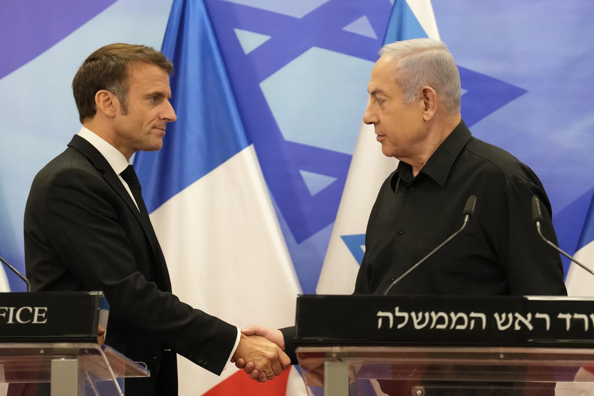 Fotografía de archivo del Primer Ministro de Israel, Benjamín Netanyahu (d), y el presidente de Francia, Emmanuel Macron. EFE/CHRISTOPHE ENA / POOL