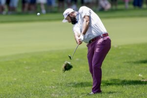Jon Rahm firmó este sábado su mejor ronda en el Campeonato de la PGA, al entregar una tarjeta de cuatro bajo par, y se metió en la pelea por el título con un acumulado de -7. EFE/EPA/ERIK S. LESSER