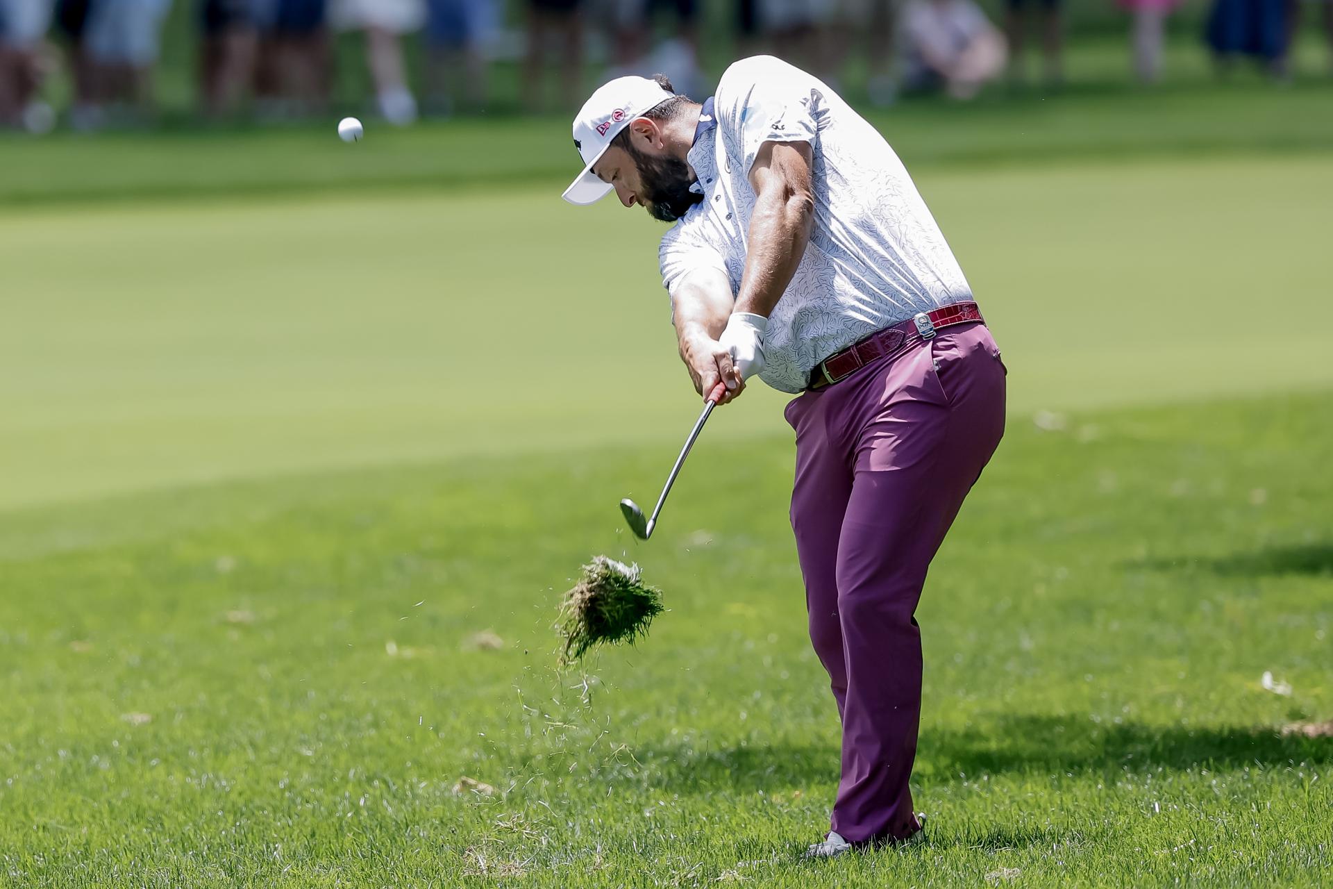 Jon Rahm firmó este sábado su mejor ronda en el Campeonato de la PGA, al entregar una tarjeta de cuatro bajo par, y se metió en la pelea por el título con un acumulado de -7. EFE/EPA/ERIK S. LESSER