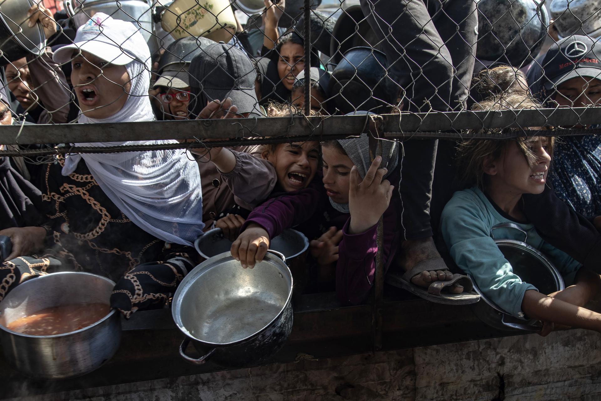 Palestinos desplazados internos se agolpan para recibir alimentos en Jan Yunis, sur de la Franja de Gaza, el 30 de mayo de 2025.EFE/EPA/HAITHAM IMAD