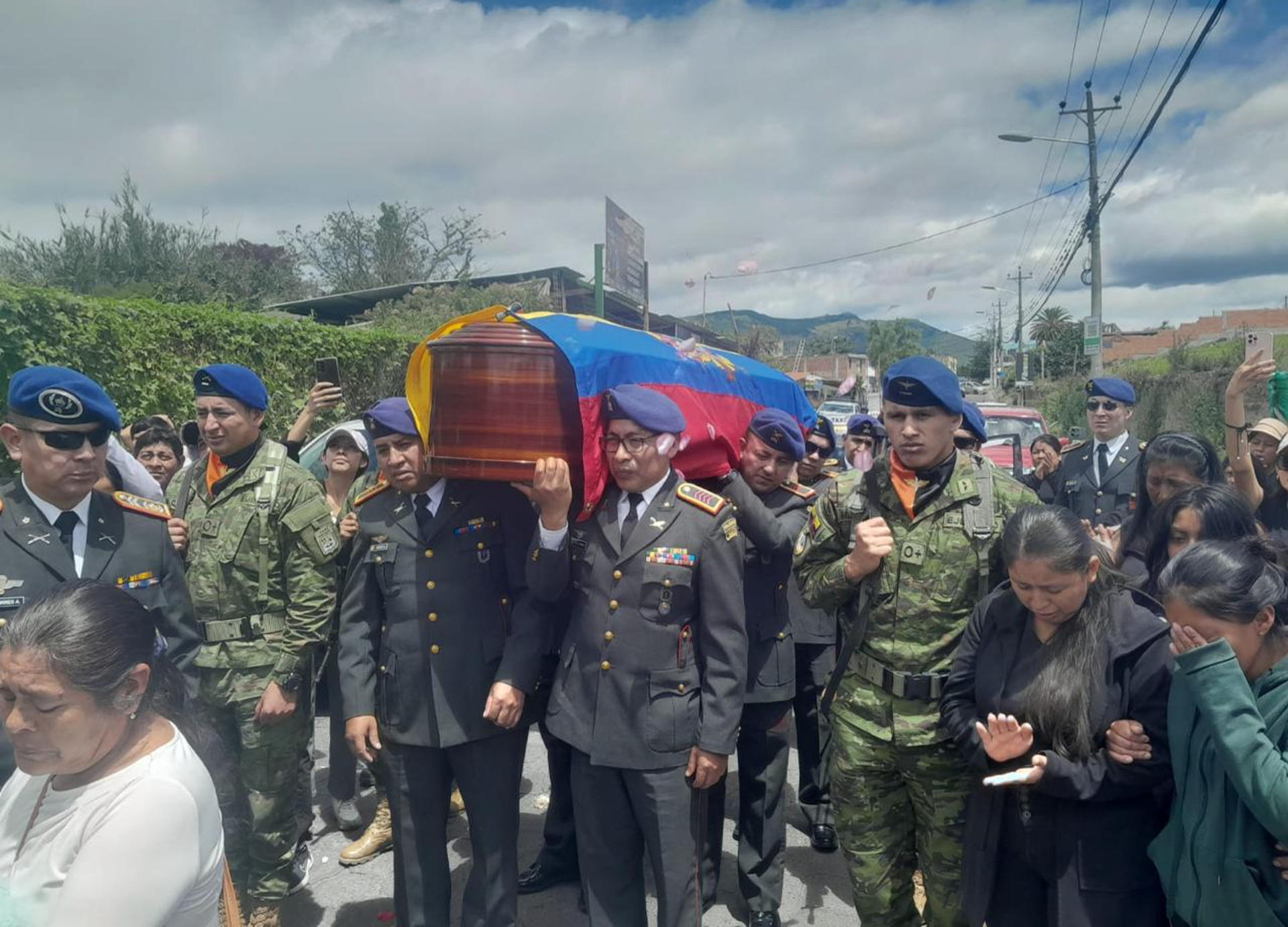 Fotografía tomada de la cuenta en X @EjercitoECU del Ejército del Ecuador en la provincia de Orellana, en Tumbaco (Ecuador). EFE/ @EjercitoECU