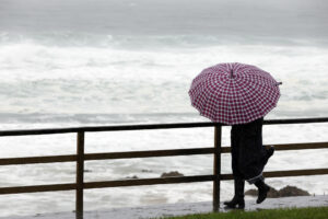 Imagen de archivo de una mujer junto a la costa de Valdoviño en Coruña. EFE/Kiko delgado