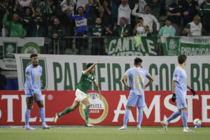 Murilo (c) celebra su gol, el primero de Palmeiras en el triunfo ante el Bolívar en el estadio Allianz Parque. EFE/ Sebastiao Moreira