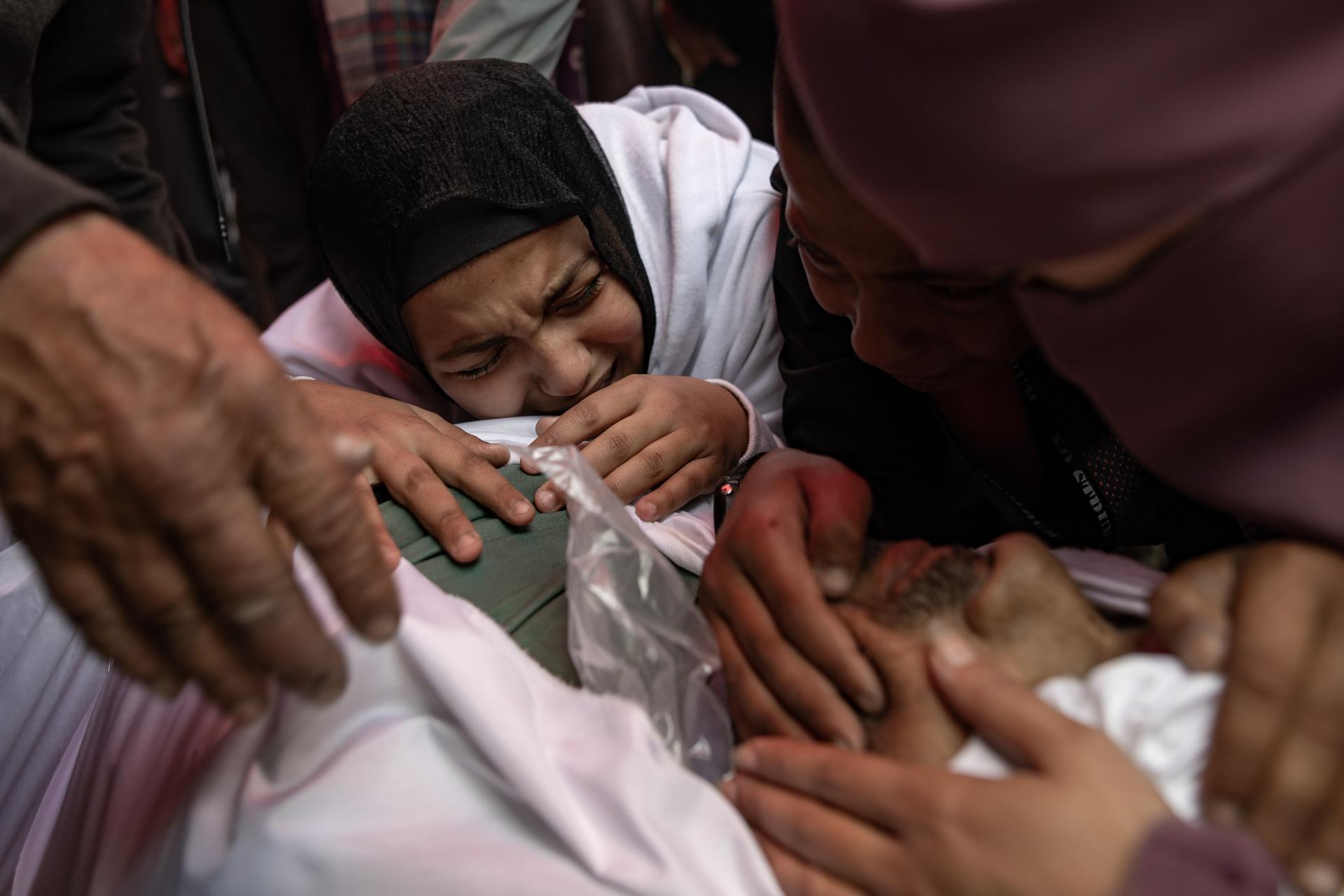 GAZA, 15/05/2025.- Familiares abrazan el cadaver de su ser querido en el Hospital Indonesio de Gaza tras los ataques de Israel. EFE/EPA/HAITHAM IMAD