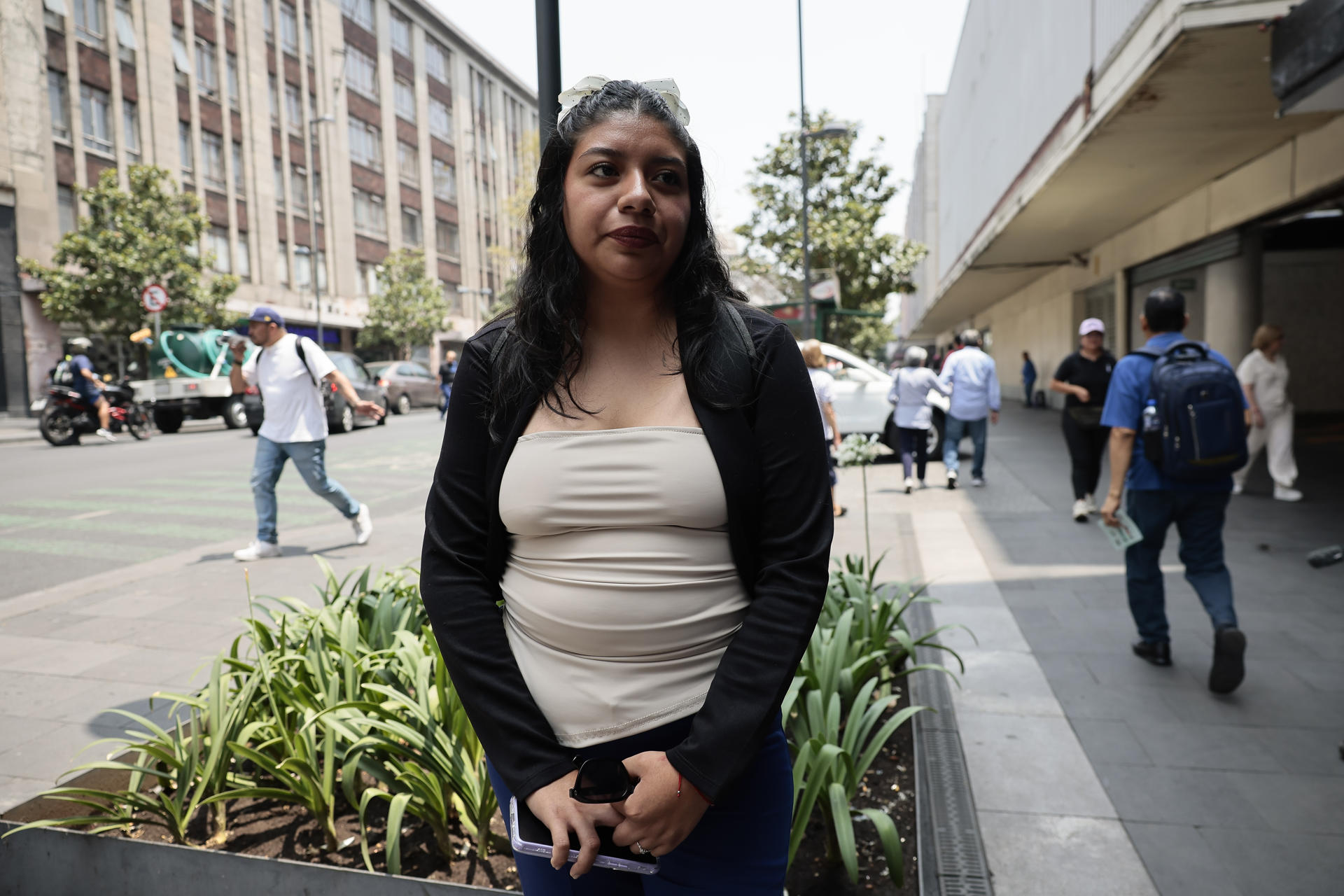 La estudiante de negocios Aidé Cruz habla durante una entrevista con EFE este jueves, en Ciudad de México (México). EFE/ José Méndez