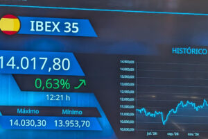 Imagen de este viernes de la Bolsa de Madrid, que cierra en verde, con ganancias del 0,96 % y superando el umbral de los 14.000 puntos, hasta situarse en los 14.064,5 enteros, lo que no conseguía desde 2008. EFE/ Vega Alonso