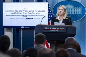 La portavoz de la Casa Blanca, Karoline Leavitt, habla en la sala de prensa de la Casa Blanca en Washington, DC, EE.UU., el 22 de mayo de 2025. EFE/SHAWN THEW