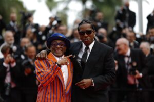 Spike Lee (I) y A$AP Rocky en el estreno de 'Highest 2 Lowest' durante el 78º Festival de Cine de Cannes, en Cannes, Francia, 19 de mayo de 2025. El festival de cine se celebra del 13 al 24 de mayo de 2025. (Cine, Francia) EFE/EPA/MOHAMMED BADRA
```