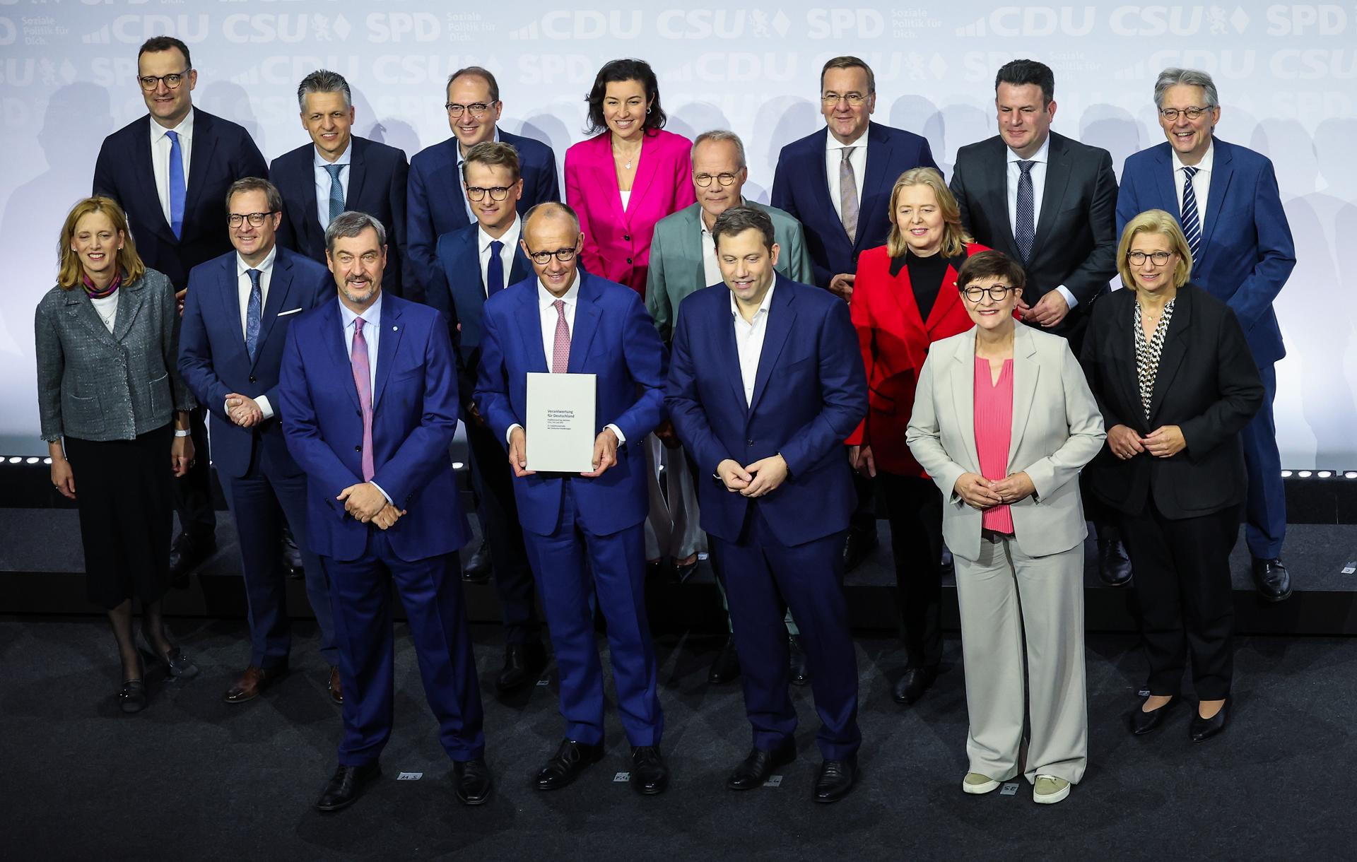 La firma del acuerdo entre el bloque conservador, formado por la Unión Cristianodemócrata (CDU) y la Unión Socialcristiana (CSU) bávara, y los socialdemócratas este lunes. EFE/EPA/FILIP SINGER