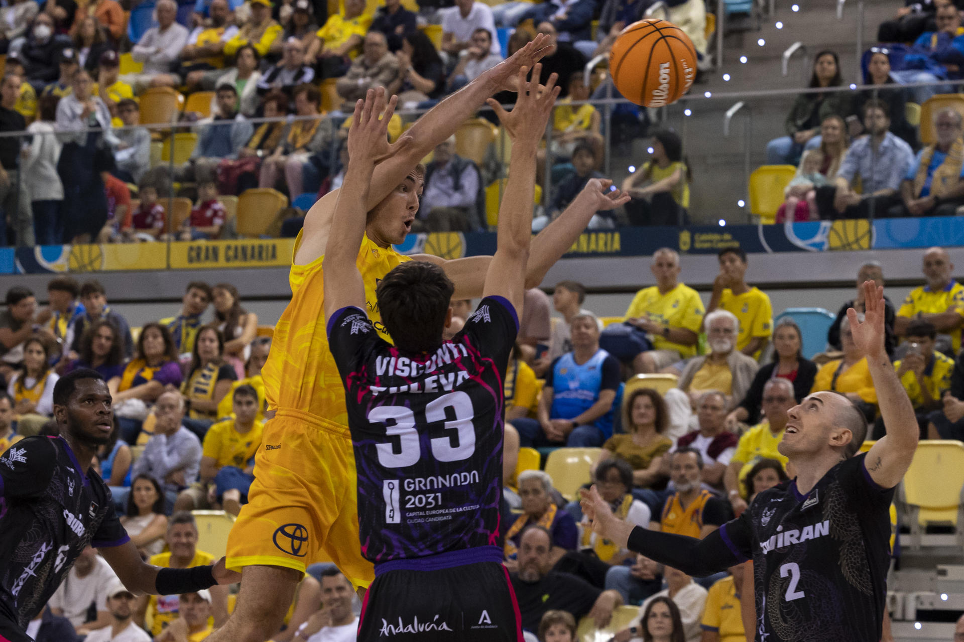 El jugador del Gran Canaria Samar (i) entra a canasta ante los jugadores del Covirán Granada Visconti (d) durante un encuentro correspondiente a la jornada 30 de la Liga Endesa en el Gran Canaria Arena. EFE/ Quique Curbelo