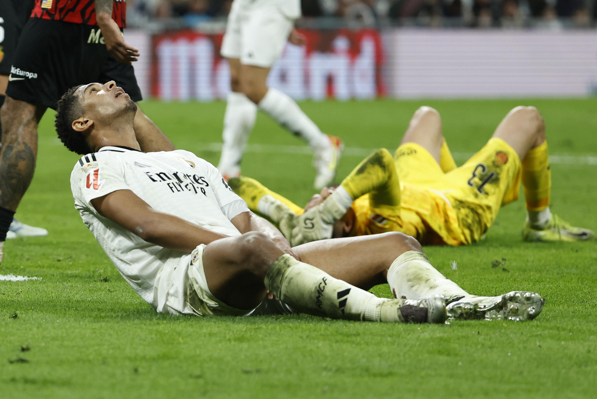 El centrocampista británico del Real Madrid Jude Bellingham se lamenta durante el partido de la jornada 36 de LaLiga de fútbol que Real Madrid y RCD Mallorca disputaron en el estadio Santiago Bernabéu. EFE/Chema Moya