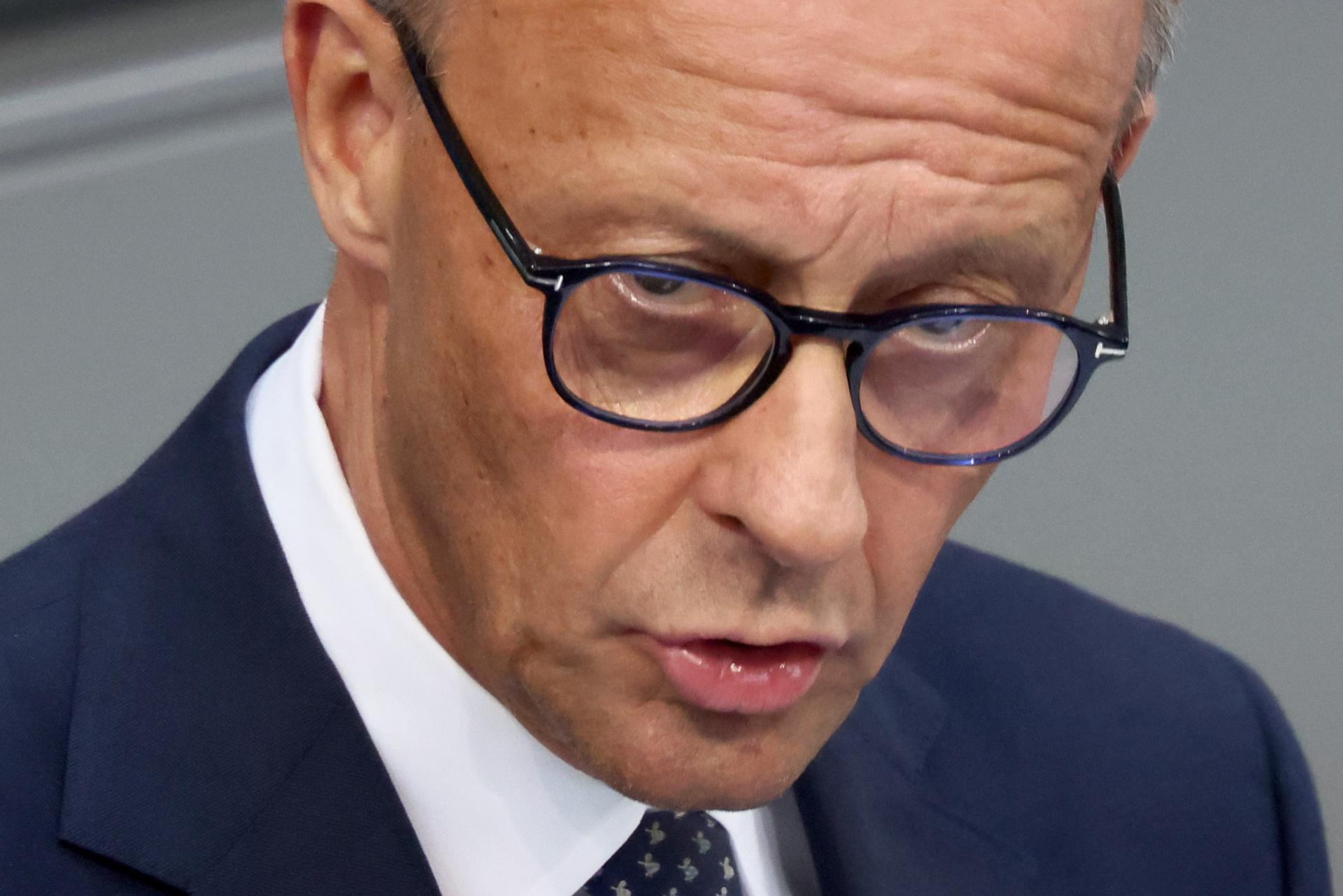 El canciller alemán Friedrich Merz pronuncia una declaración gubernamental durante una sesión del parlamento alemán 'Bundestag' en Berlín, Alemania, 14 de mayo de 2025. (Alemania) EFE/EPA/HANNIBAL HANSCHKE
```