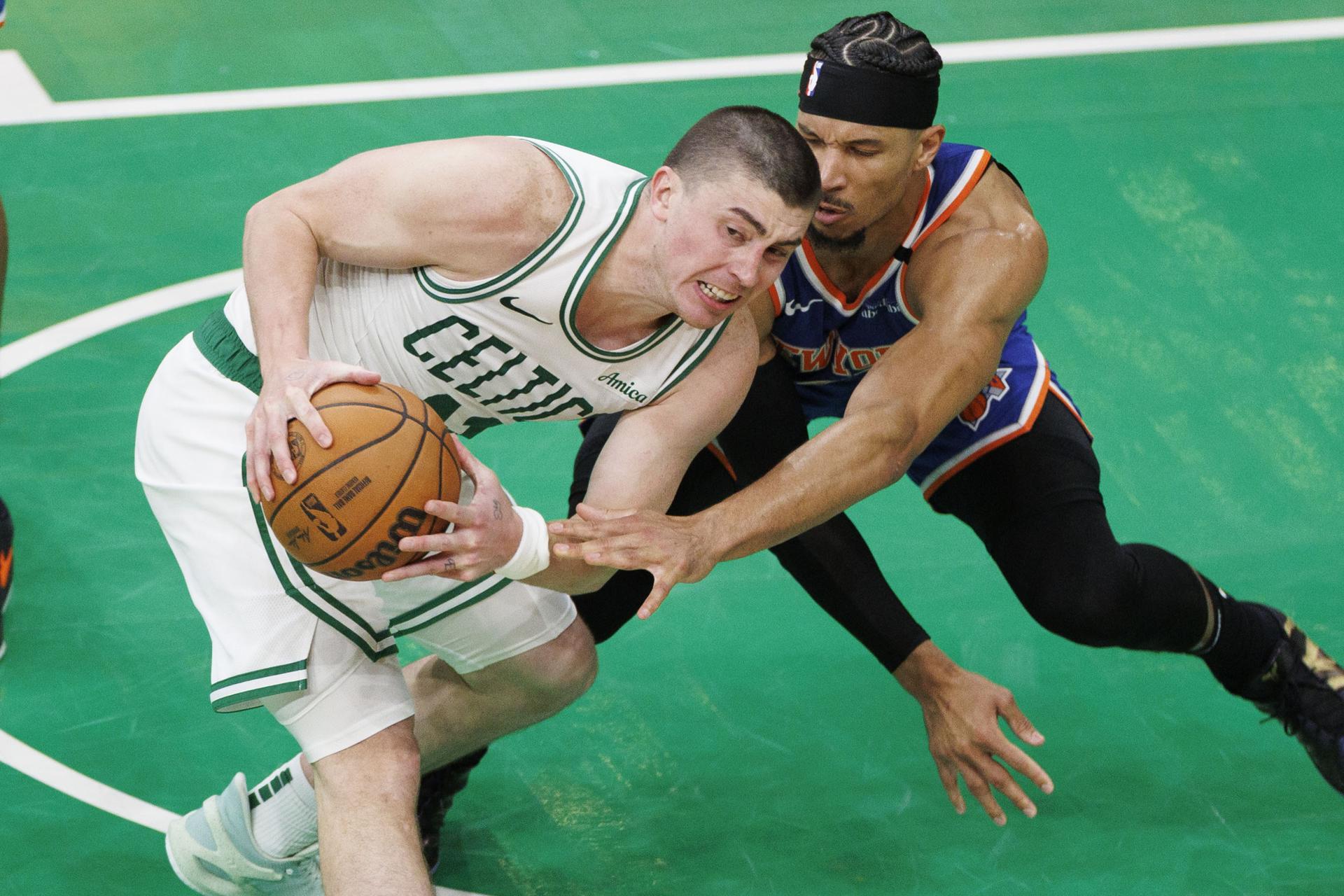 El base de Celtics Payton Pritchard (i) esconde el balón del base de los Knicks Josh Hart (d) este lunes, durante el partido en Boston que ganaron los de Nueva York por 105-108 y que les pone en ventaja por 0-1 en las semifinales del Este de la NBA. EFE/EPA/CJ GUNTHER