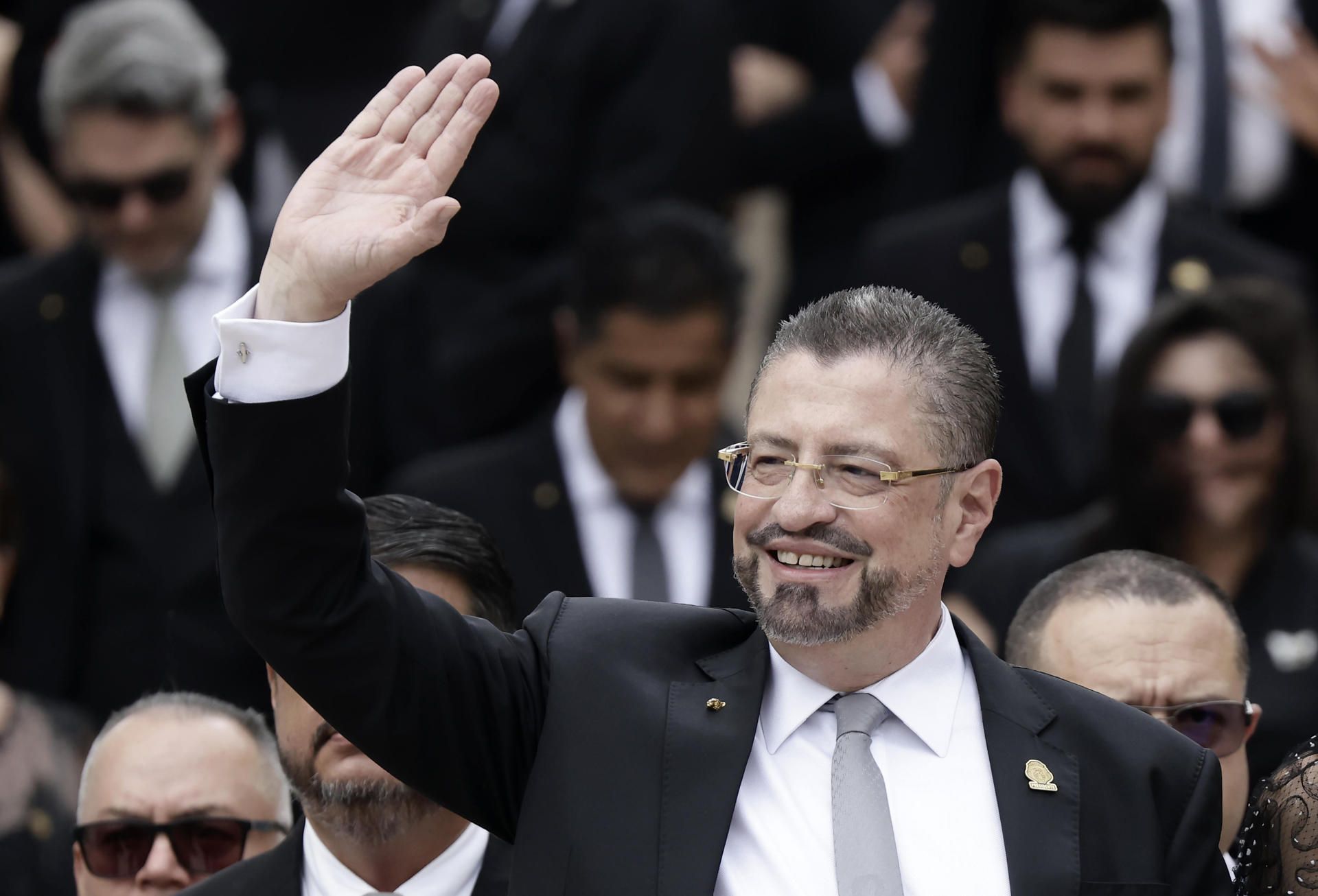 El presidente de Costa Rica, Rodrigo Chaves, saluda a sus simpatizantes este 5 de mayo de 2025, a las afueras del Congreso en San José (Costa Rica). EFE/ Jeffrey Arguedas