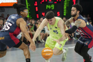 El base del Barcelona Raúl Villar (c) intenta superar a Markus Howard (d) y Chima Moneke, ambos del Baskonia de la Liga Endesa de baloncesto que se disputó en el Fernando Buesa Arena de Vitoria. EFE/ADRIÁN RUIZ-HIERRO