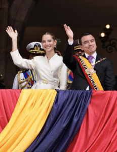 El presidente de Ecuador, Daniel Noboa (d), saluda junto a su esposa Lavinia Valbonesi (i) desde un balcón del Palacio de Carondelet tras ser investido el pasado sábado en Quito. EFE/ Vicente Costales