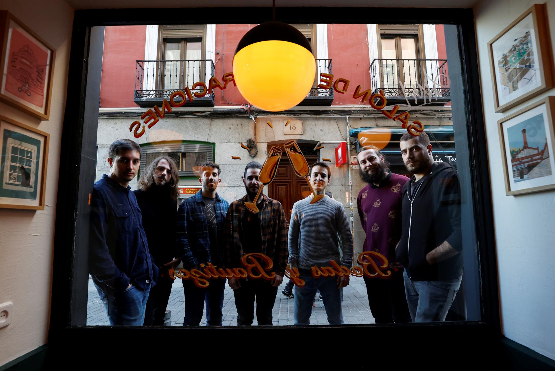 Imagen de archivo de la banda La Maravillosa Orquesta del Alcohol (o La M.O.D.A.) en una entrevista con EFE en Madrid.- EFE/J.J.Guillén