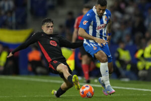 El centrocampista del FC Barcelona, Pedri (i), disputa el balón ante el centrocampista del Espanyol, Álvaro Aguado, durante el encuentro correspondiente a la jornada 36 de LaLiga EA Sports que RCD Espanyol y FC Barcelona disputaron en el RCDE Stadium, en Cornellá de Llobregat, Barcelona. EFE/Alejandro García.