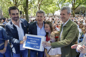 El líder del PP, Alberto Núñez Feijóo (c), el presidente de la Xunta, Alfonso Rueda (d), y sus hijas, y el presidente provincial, Diego Calvo (i), posan al inicio de la romería provincial de los populares en A Coruña, este sábado. EFE/ Lavandeira Jr