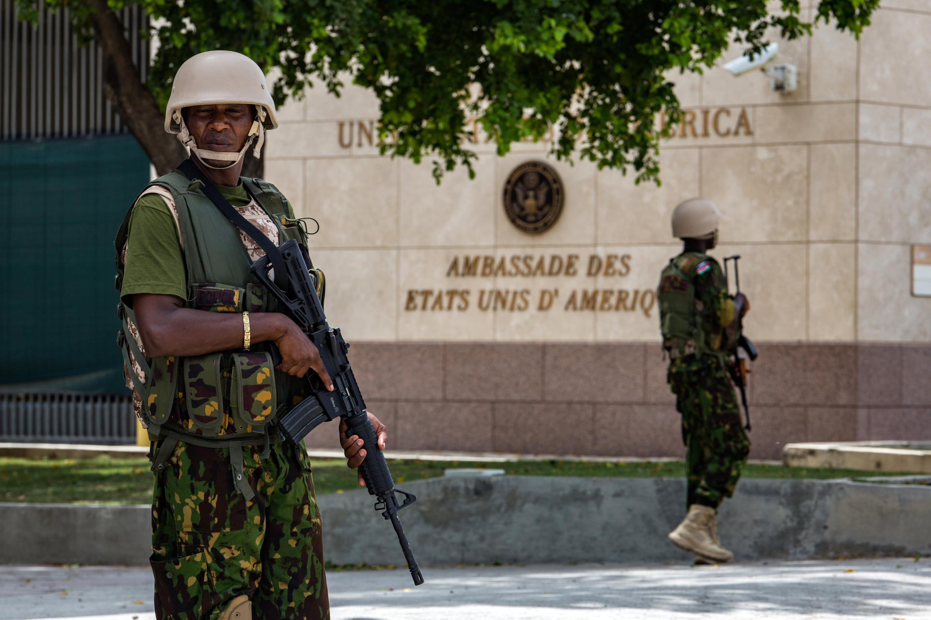 Fotografía de archivo del 05 de junio de 2024 de policías kenianos del primer contingente de la Misión Multinacional de Apoyo a la Seguridad (MMAS) vigilando los alrededores de la Embajada de Estados Unidos, en Puerto Príncipe (Haití). EFE/ Mentor David Lorens