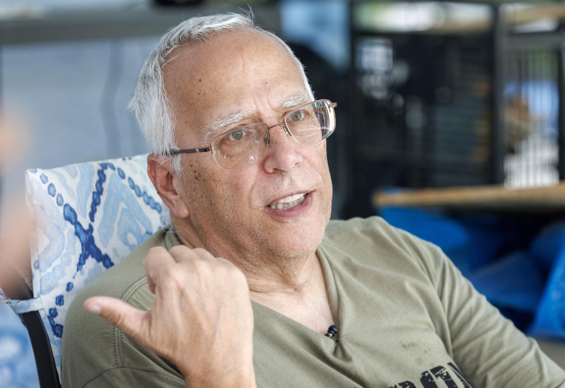 Louis Prevost, hermano del Papa León XIV, habla con visitantes en su casa en Port Charlotte, Florida, EE.UU., este 9 de mayo de 2025. EFE/EPA/CRISTOBAL HERRERA-ULASHKEVICH
 
//////////
 
PORT CHARLOTTE (United States), 09/05/2025.- Louis Prevost, brother of Pope Leo XIV, speaks with visitors at his home in Port Charlotte, Florida, USA, 09 May 2025. Pope Leo XIV is the first American to be elected pope. (Papa) EFE/EPA/CRISTOBAL HERRERA-ULASHKEVICH