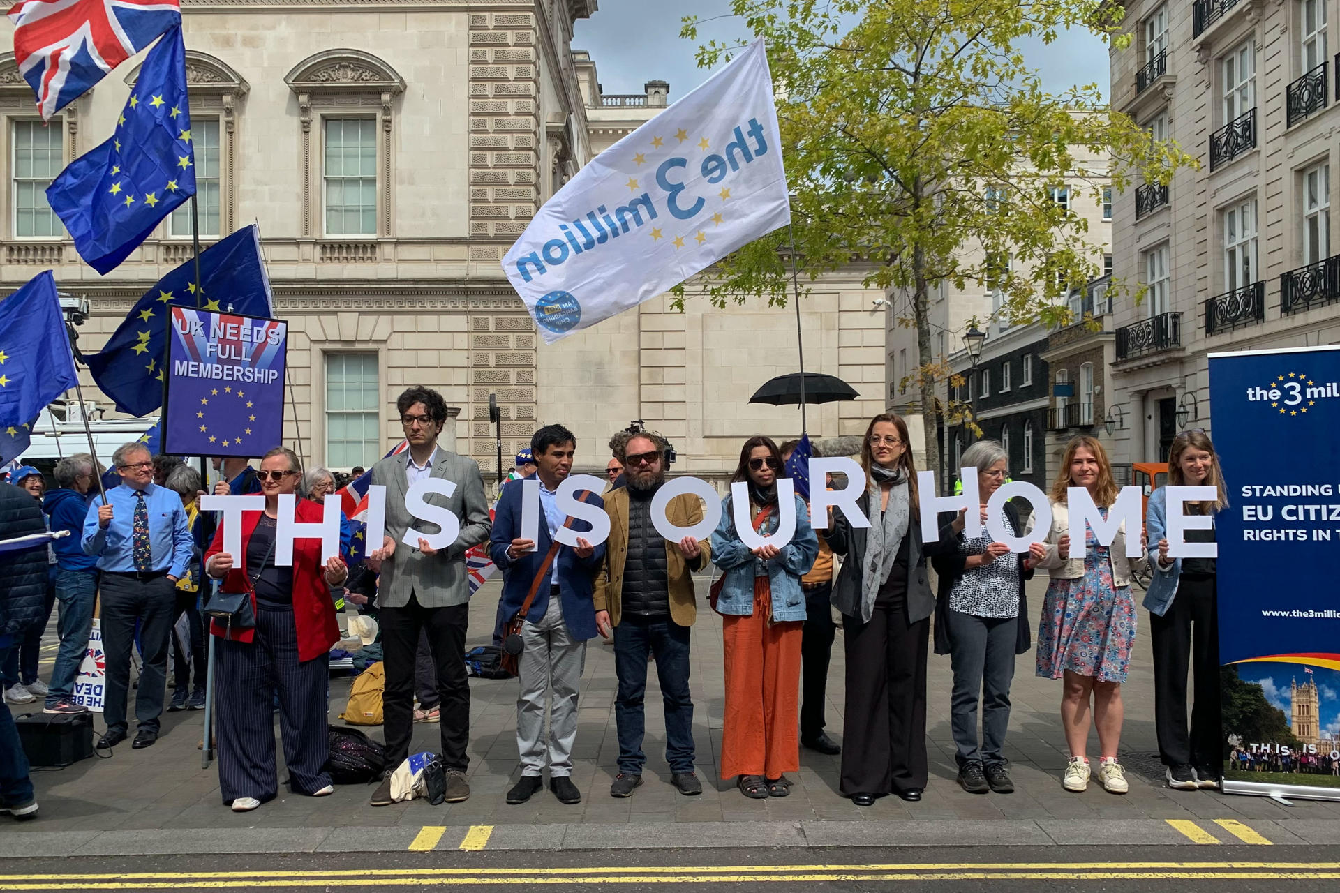 Representantes de varios grupos proeuropeos se manifiestan este lunes en Londres durante la cumbre entre el Reino Unido y la Unión Europea (UE) para pedir el regreso al bloque comunitario, del que este país salió en 2020. EFE/ Judith Mora