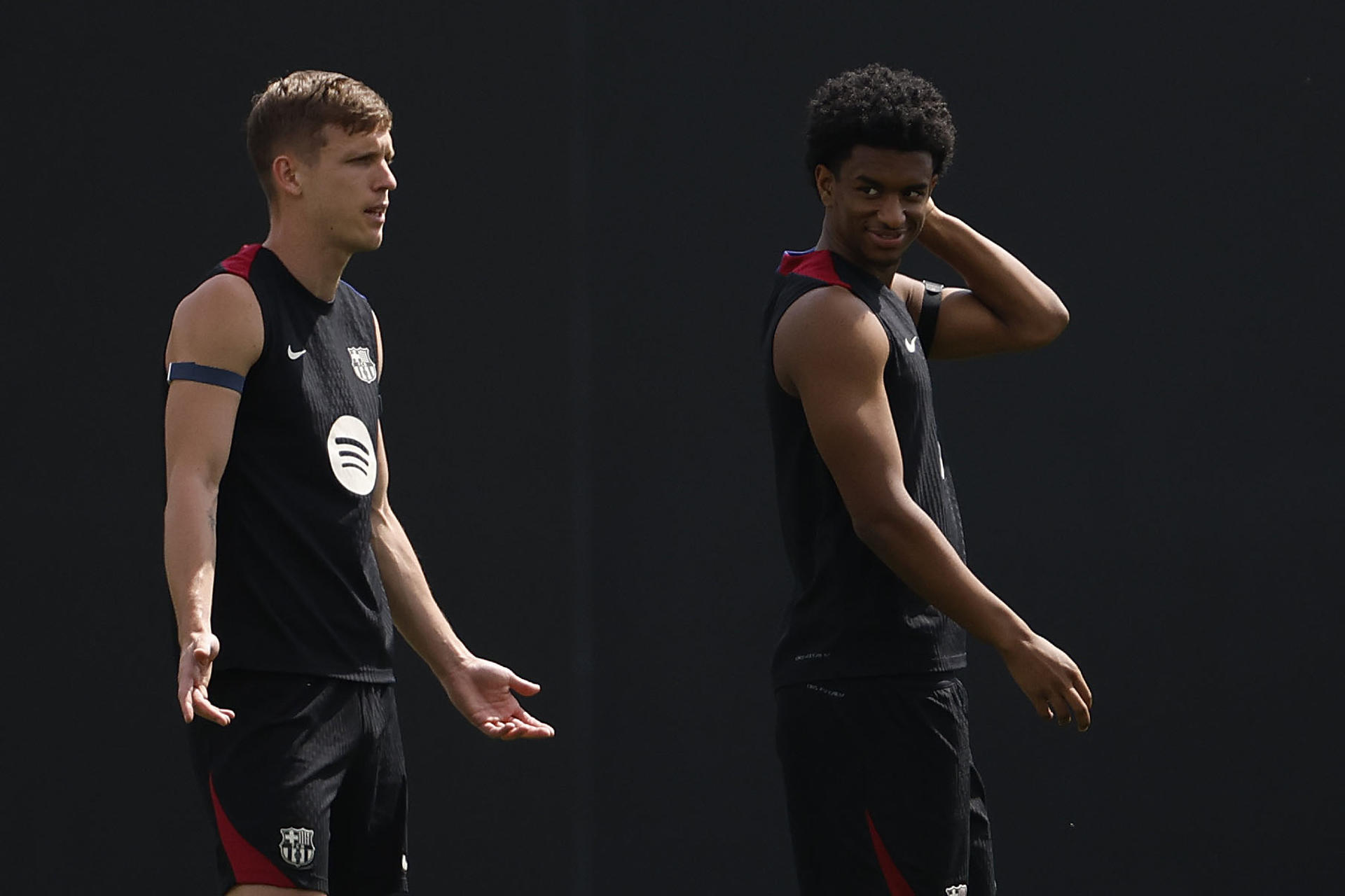 Los jugadores del FC Barcelona Dani Olmo y Alejandro Balde (d) durante el entrenamiento que el equipo azulgrana ha realizado en la ciudad deportiva Jon Gamper para preparar el partido ante el Real Madrid. EFE/Alberto Estévez