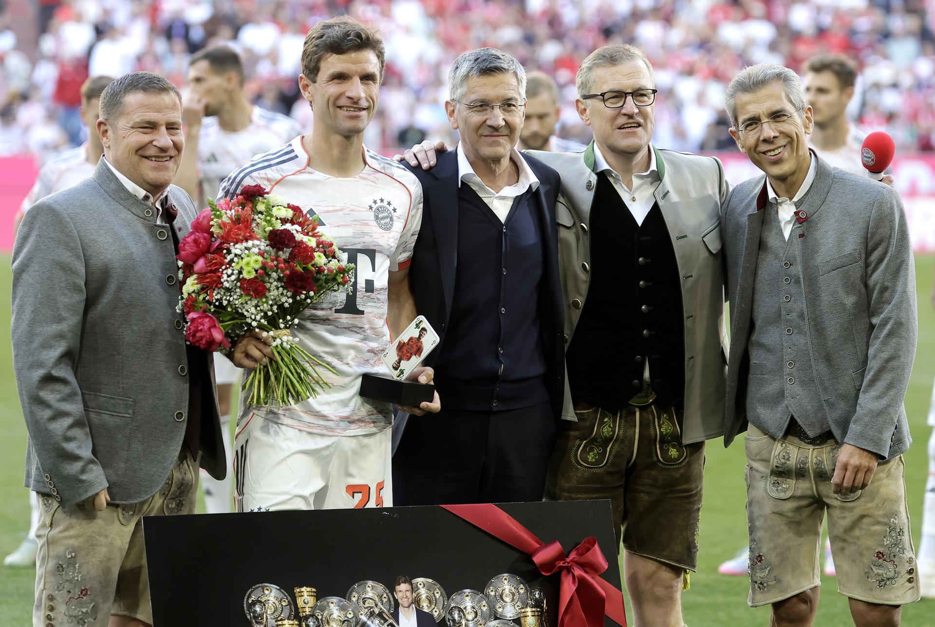 El jugador del Bayern Thomas Müller (2-I) posa con el presidente club bávaro Herbert Hainer (3-I) y otros miembros del club antes de empezar su último partido con el Bayern. EFE/EPA/ANNA SZILAGYI