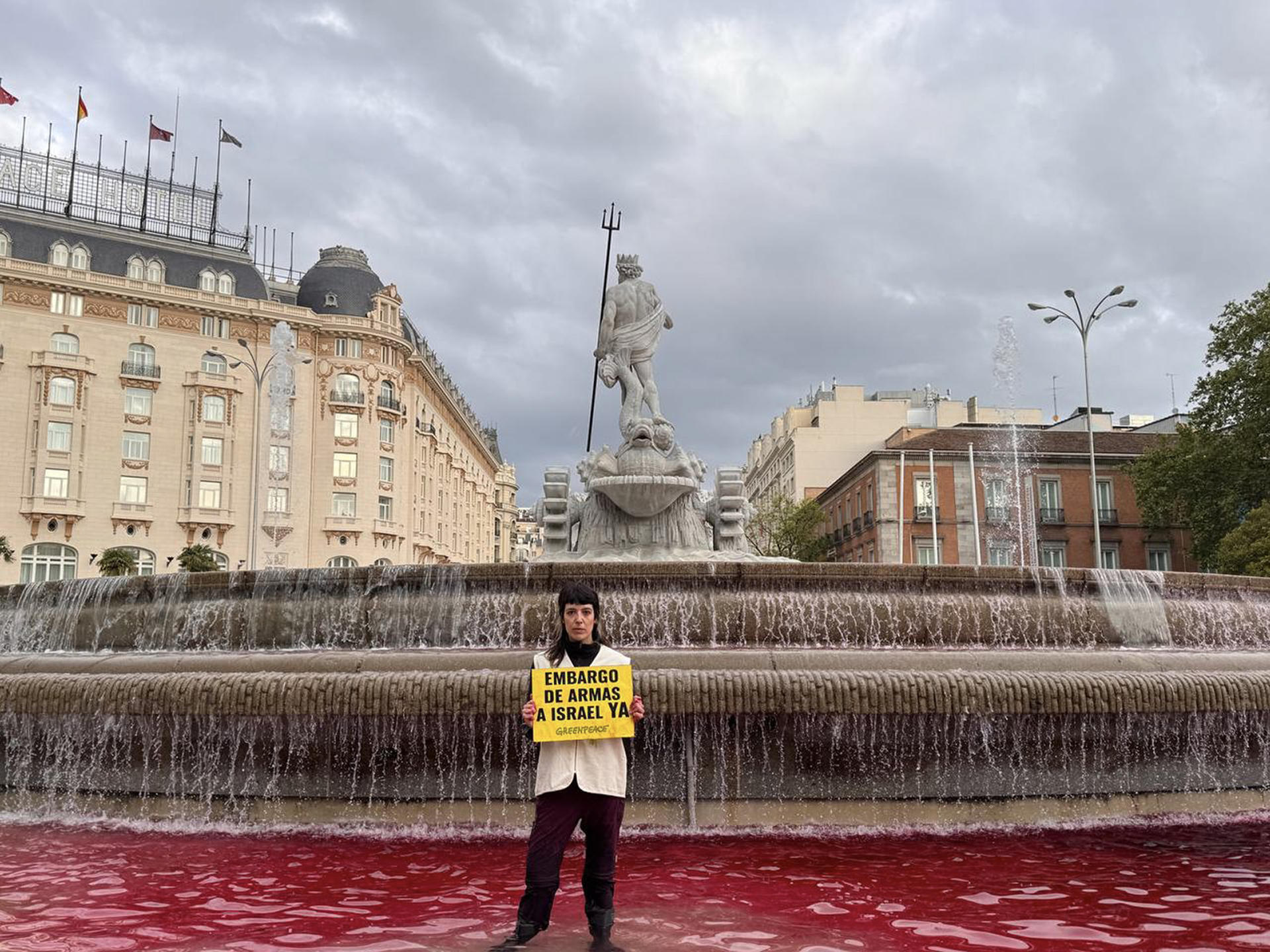 Activistas de Greenpeace han teñido de rojo el agua de la fuente de Neptuno, en Madrid, para pedir un embargo de armas a Israel. EFE/Greenpeace
-SOLO USO EDITORIAL/SOLO DISPONIBLE PARA ILUSTRAR LA NOTICIA QUE ACOMPAÑA (CRÉDITO OBLIGATORIO)-