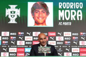 El entrenador de la selección nacional de fútbol de Portugal, Roberto Martínez, anuncia su convocatoria para la semifinal de la Liga de las Naciones durante una conferencia de prensa en Cidade do Futebol, en las afueras de Lisboa. EFE/EPA/MANUEL DE ALMEIDA
