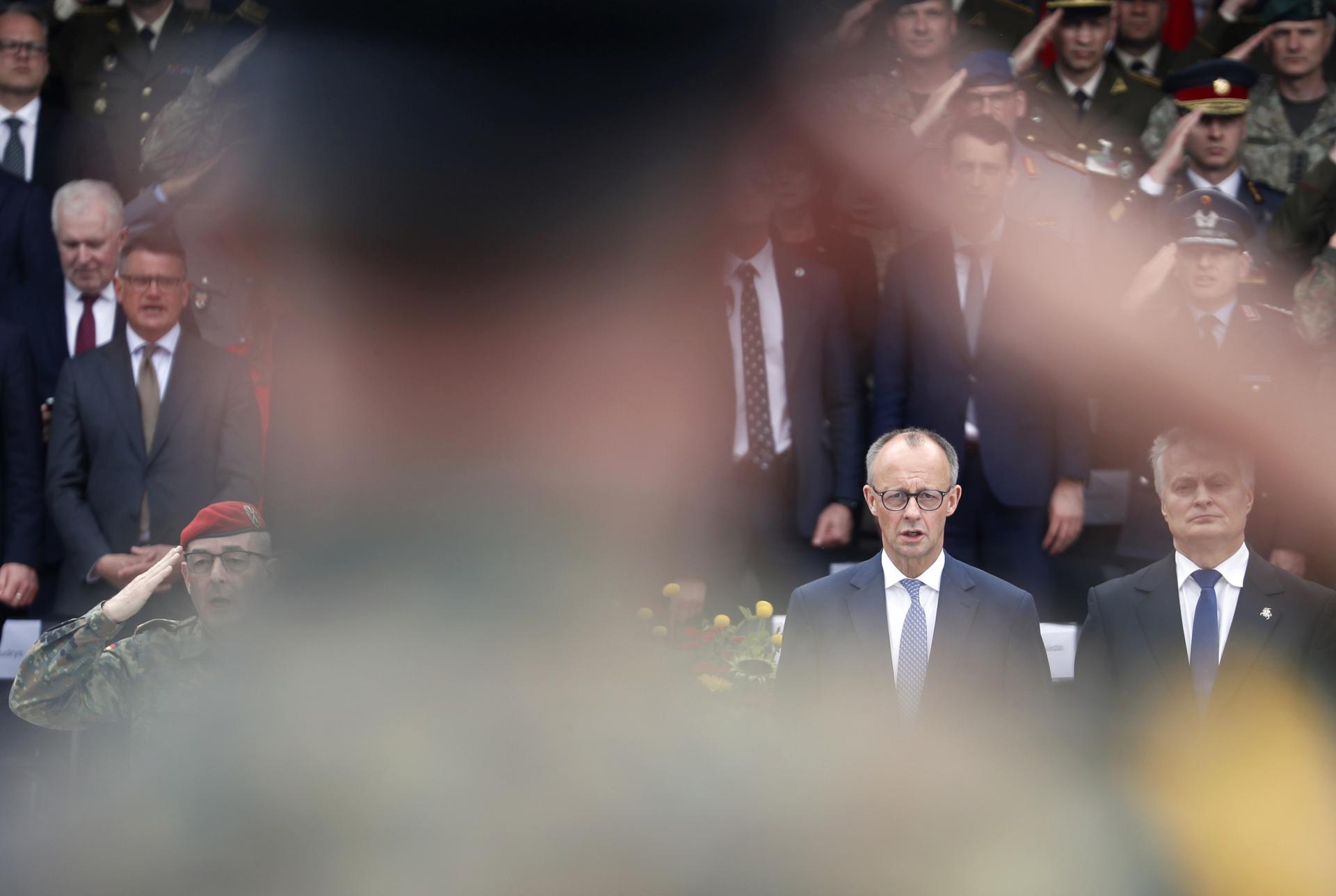 El canciller alemán Friedrich Merz (2-D) y el presidente lituano Gitanas Nauseda (D) asisten a la inauguración de la 45ª Brigada Blindada Alemana 'Lituania', en la Plaza de la Catedral de Vilna, Lituania, el 22 de mayo de 2025. La Brigada en Lituania se activó el 01 de abril de 2025 y estará integrada por unos 5.000 efectivos militares y civiles de la Bundeswehr, y se espera que alcance su plena capacidad operativa de combate en 2027. (Alemania, Lituania) EFE/EPA/TOMS KALNINS