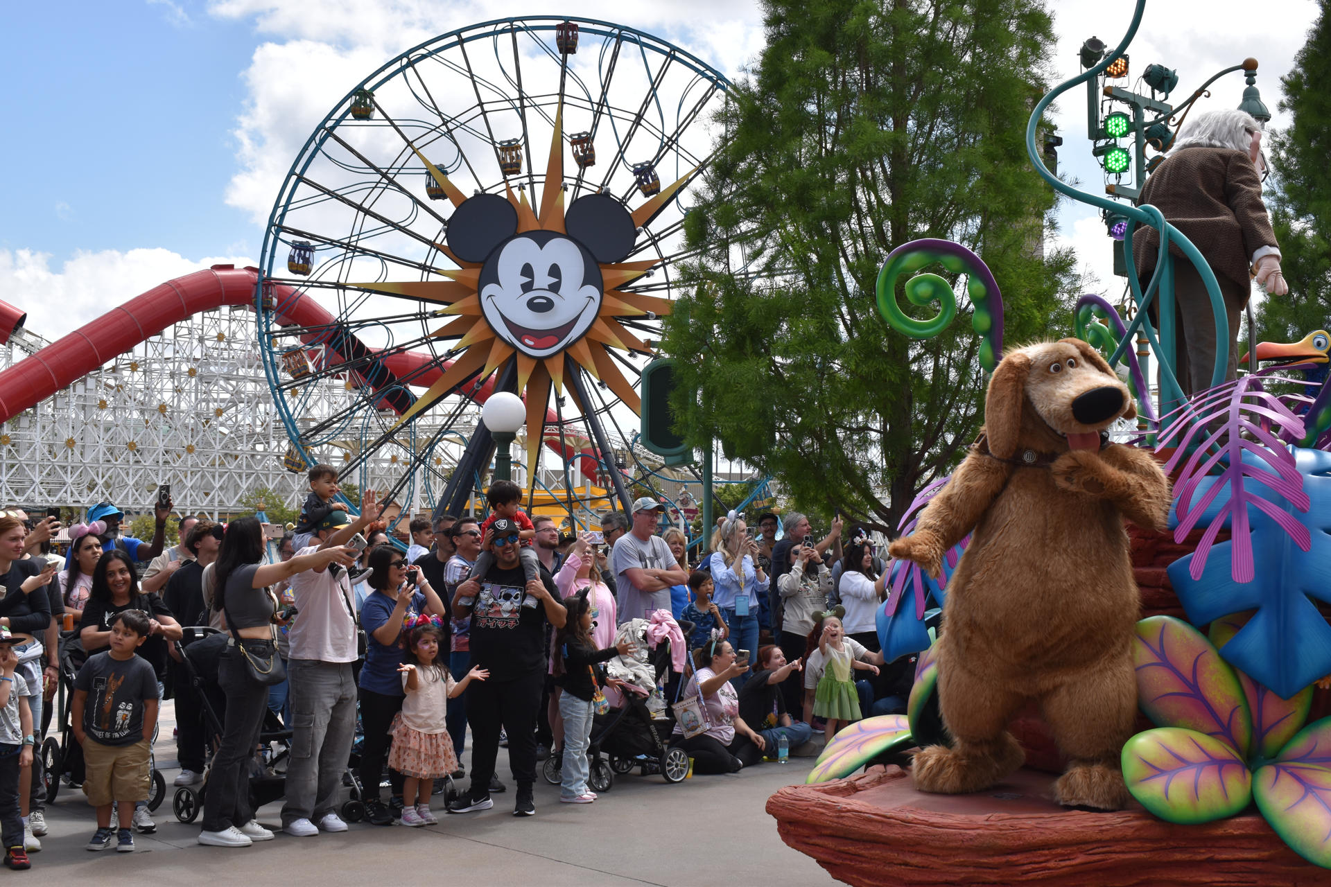 Personas observan un desfile este 13 de mayo de 2025, en el Disneyland California Adventure Park en Anaheim (Estados Unidos). EFE/ Mónica Rubalcava